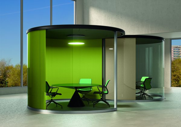 Box verde in vetro con ufficio