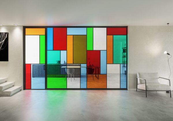 pareti in vetro colorato in ufficio