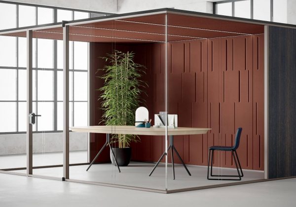 office pod vetroin con scrivania sedia e pianta