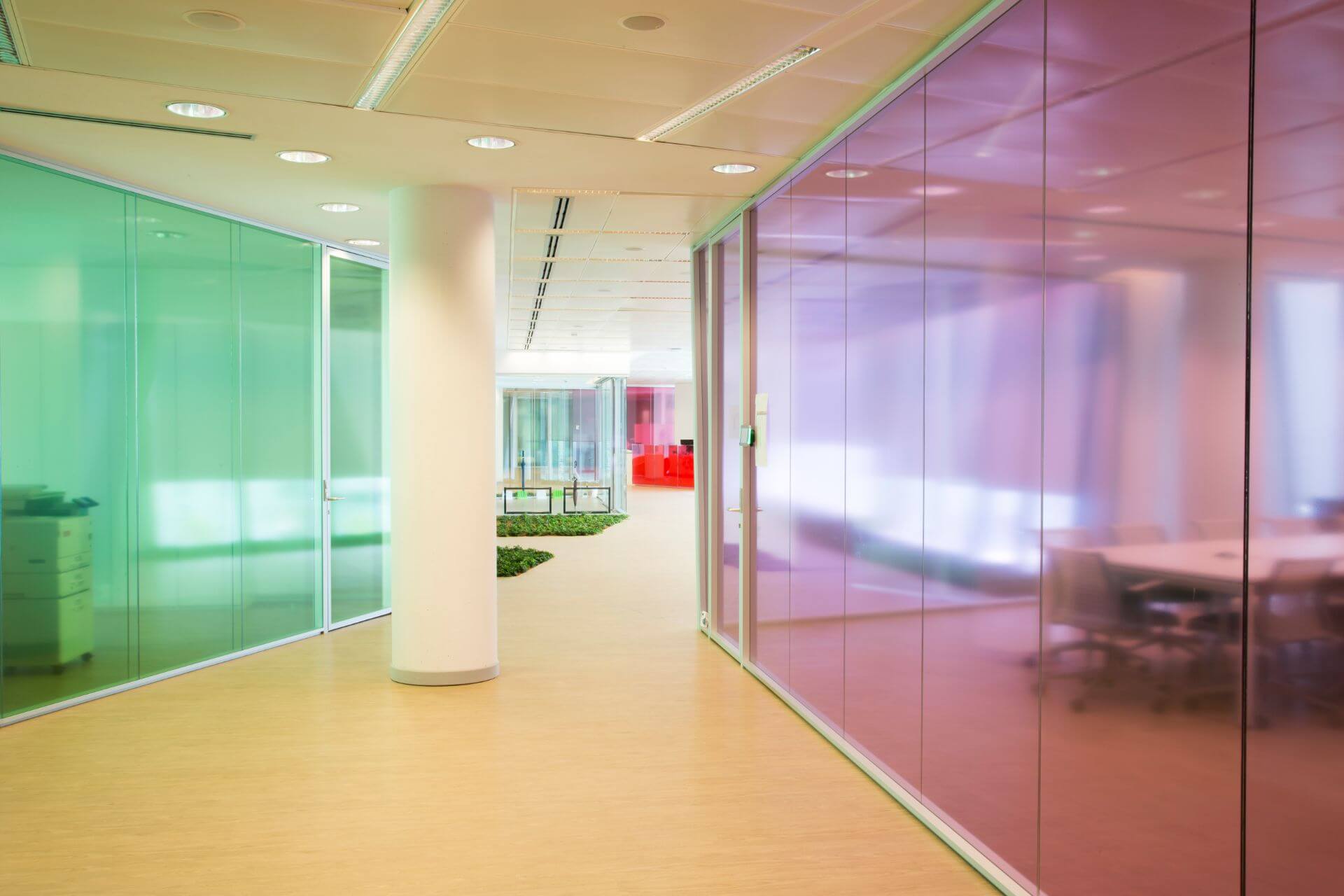 Pareti divisorie vetro colorato uffici astellas pareti for Pareti divisorie in vetro per interni casa prezzi